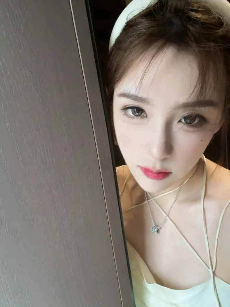 直播平台-LPL官方解说Rita晒照：今天就不等你下课啦